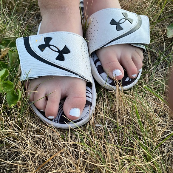 Size 4 Youth Under Armour sandals - Picture 3 of 5